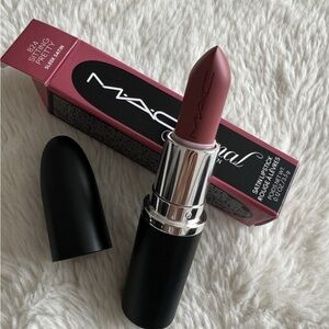 Mac sleek satin
824 sitting pretty